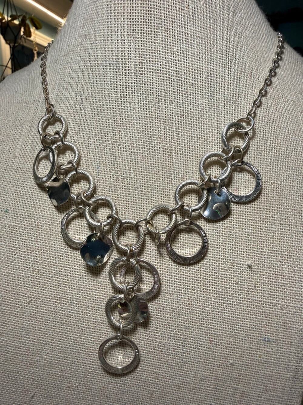 Silver tone necklace 17-20โ